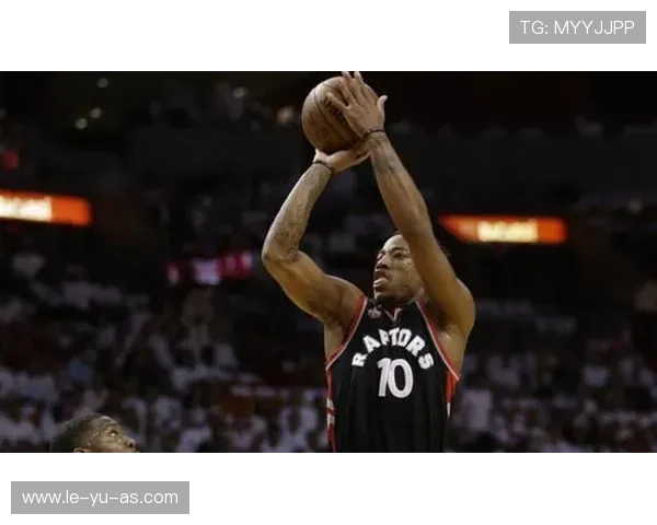 德罗赞中距离命中率领跑联盟,精准投篮成赛季亮点 德罗赞中距离命中率领跑联盟,精准投篮成赛季亮点